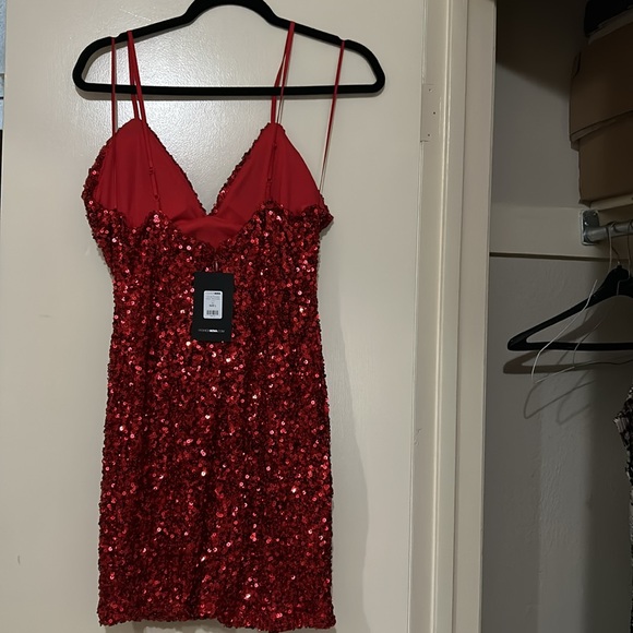Elegant Red Sequin Dress - Picture 2 of 2